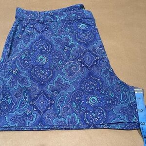 GAP Chino Short in blue floral paisley print. Size 8